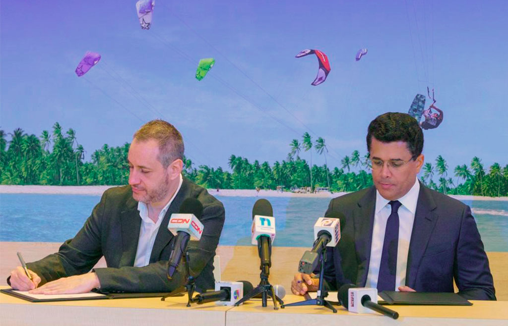 PriceTravel y el ministro de Turismo de República en la firma del acuerdo durante Trade Show RC 2023