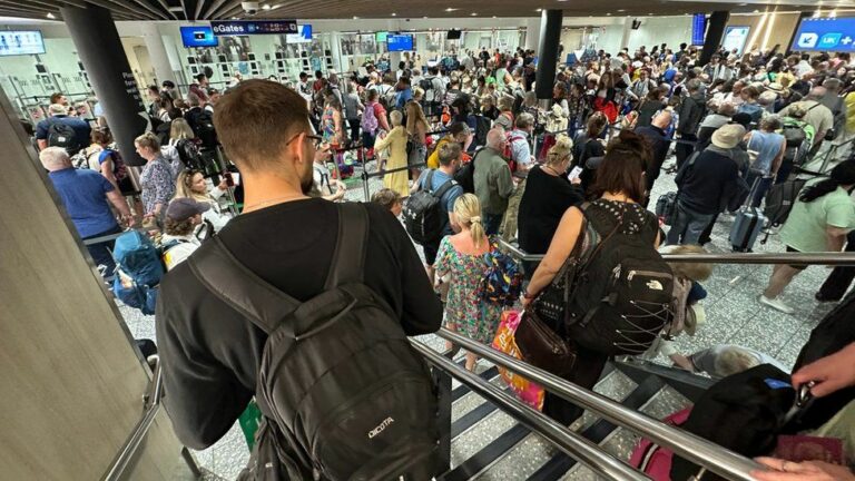 Reino Unido vivió caos por falla de tecnología aeroportuaria