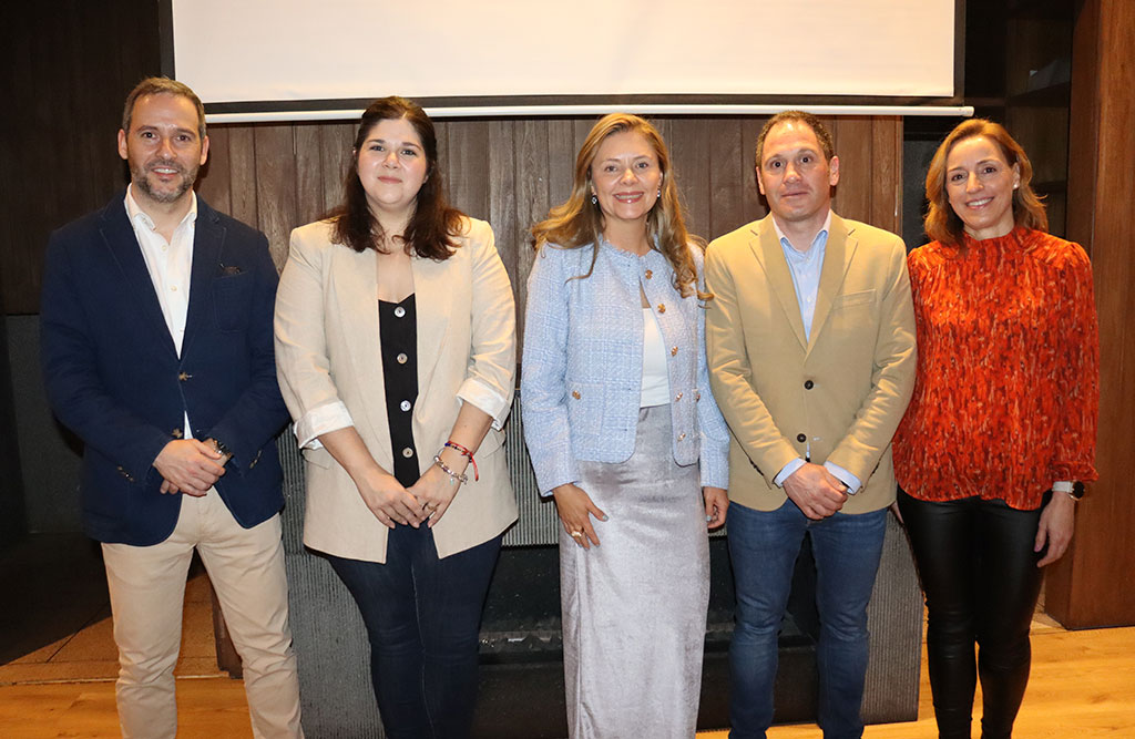 Doris Garcia, gerente de Uga Turismo, junto con los invitados de Andorra y portugal