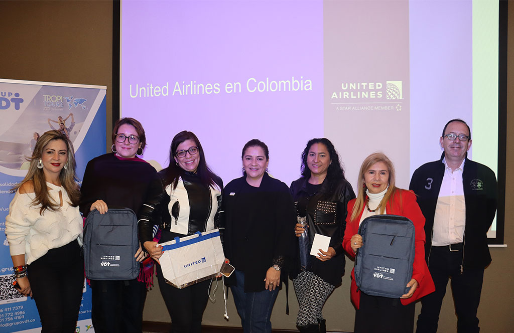 Ganadores de premios en evento Grupo VDT y Tropitours