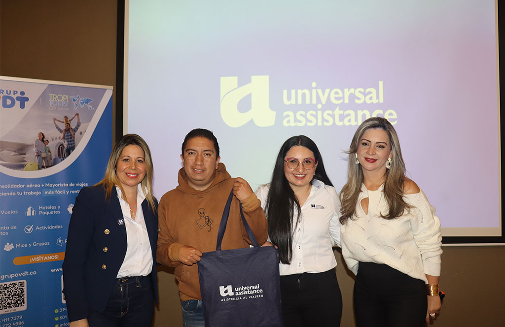 Ganadores de premios en evento Grupo VDT y Tropitours